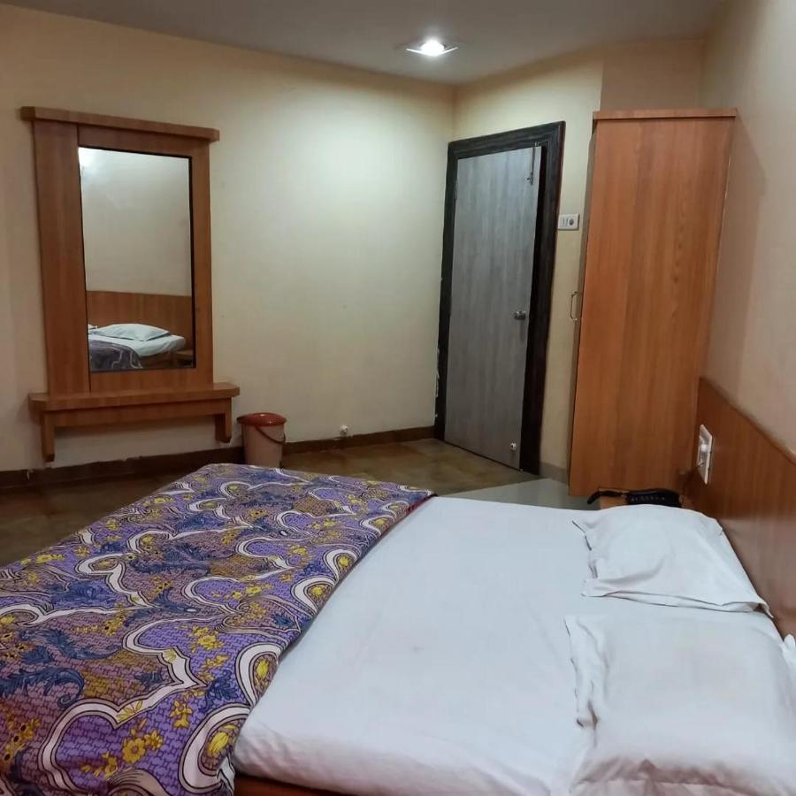 Sharan Hotel Shirdi Exteriör bild